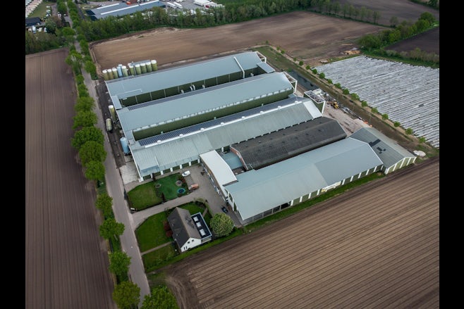 Hotraco vanleendert pluimveebedrijf luchtfoto